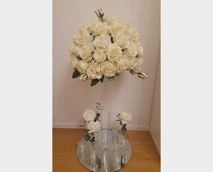Blumenbouquet auf einer hohen Glas-Vase